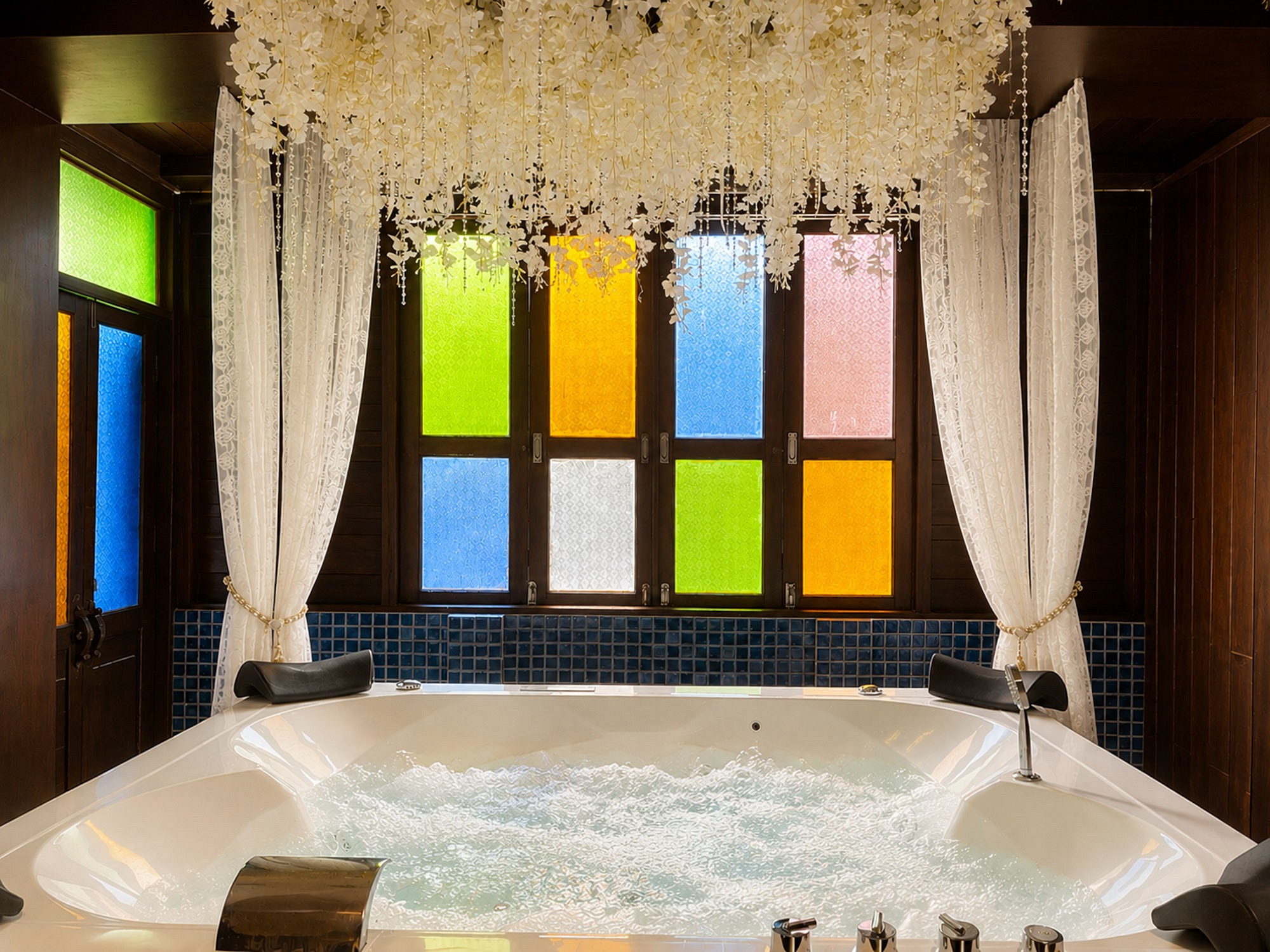 Lanna Jacuzzi Suite